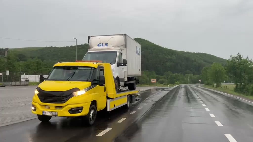 Tractare auto pe platformă, transport marfă