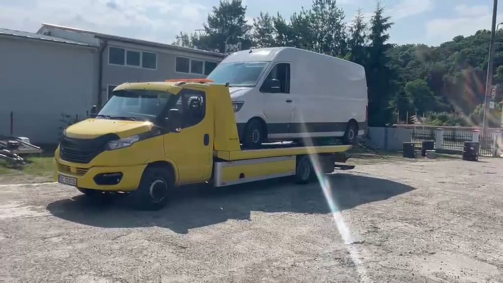 Transport autoutilitară pe platformă hidraulică