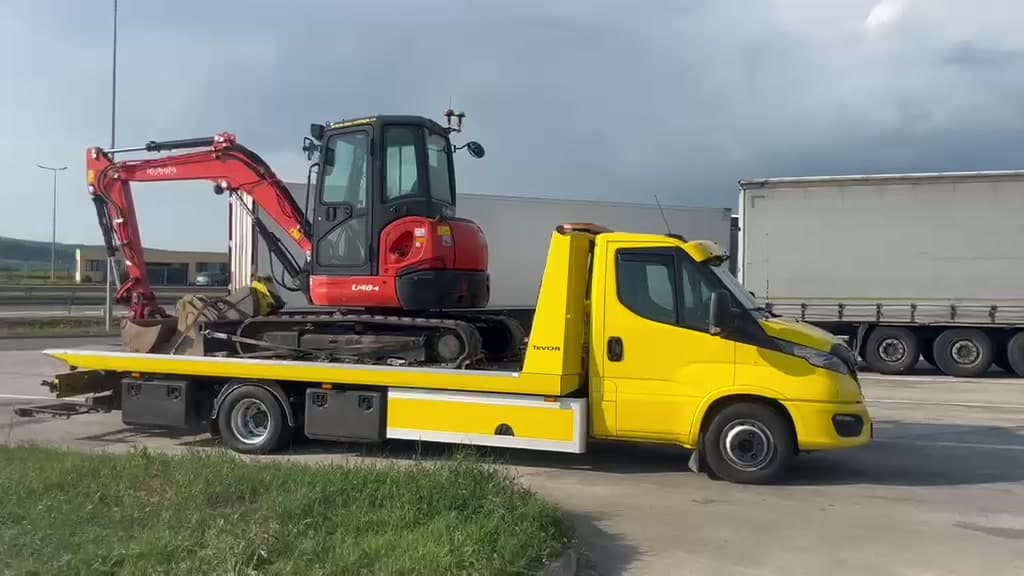 Transport utilaj de excavat pe platformă auto