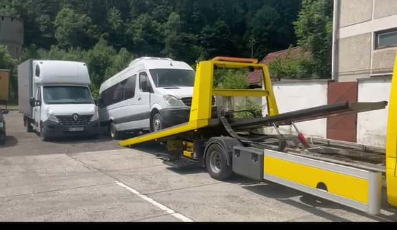 Transport autoutilitare pe platformă auto